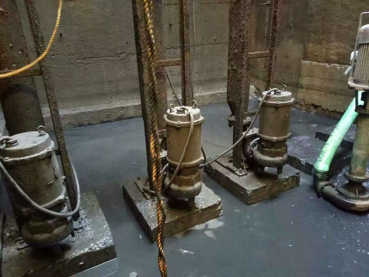 南湖污水池清理