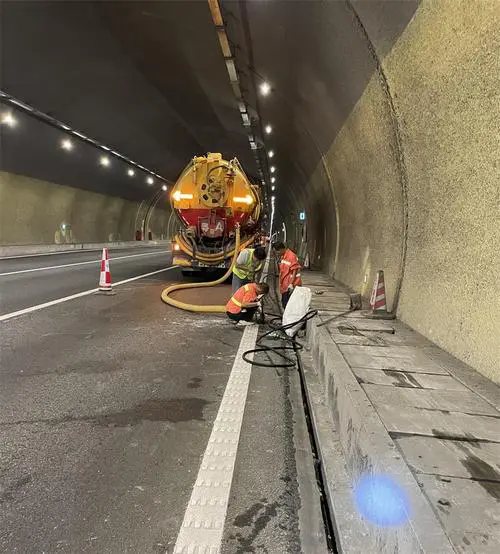 南湖隧道排水渠清淤